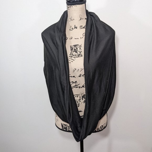 NEW Beyond Yoga Hidden Pocket Infinity Scarf Black Lightweight - Picture 8 of 8